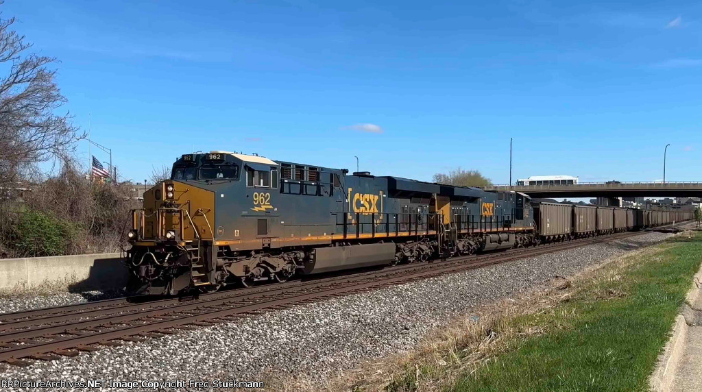 CSX 962 leads C035.